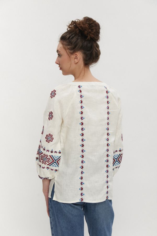 Women's cream-coloured embroidered shirt with burgundy and blue ornaments , XS