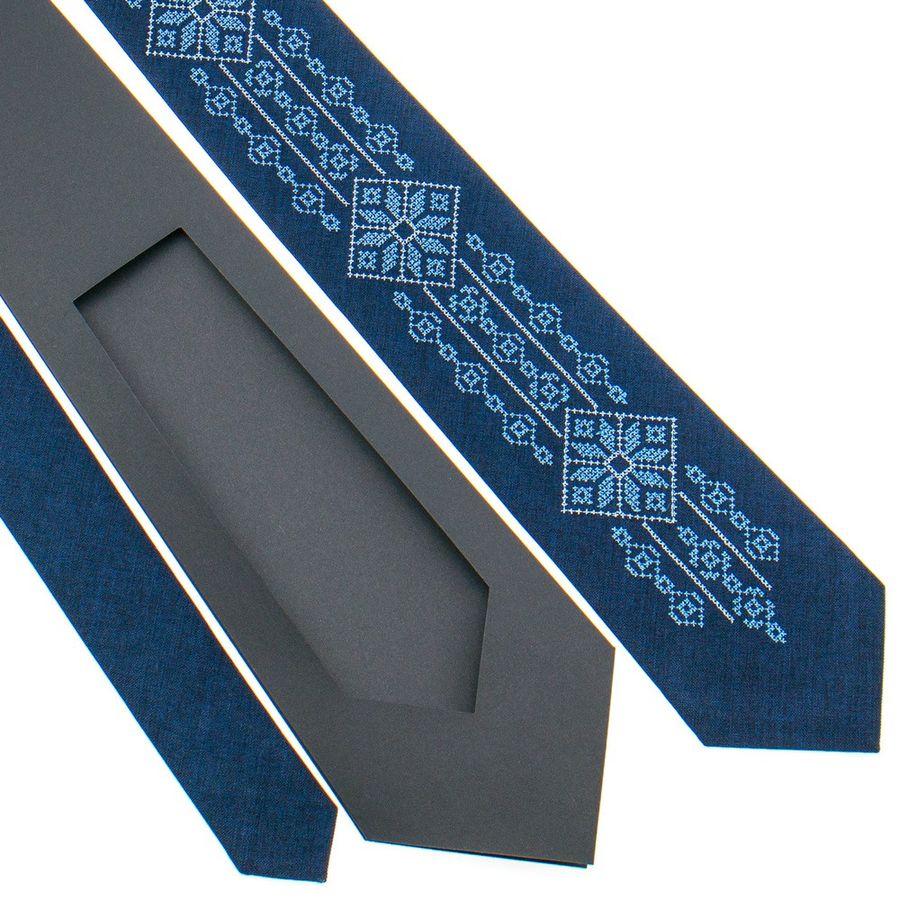 Краватка синього кольору з вишивкою