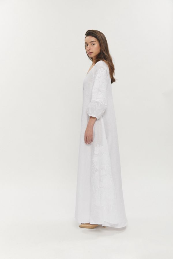 Women's long dress in white on white, 32