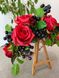 Вінок червоні троянди з чорними ягодами