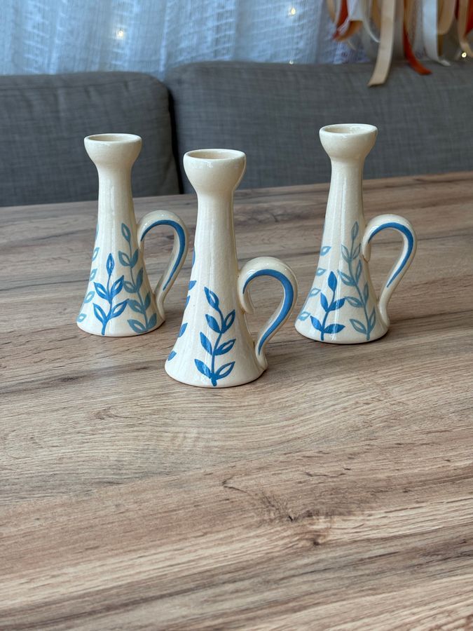 Small milk-colored candleholder with a handle