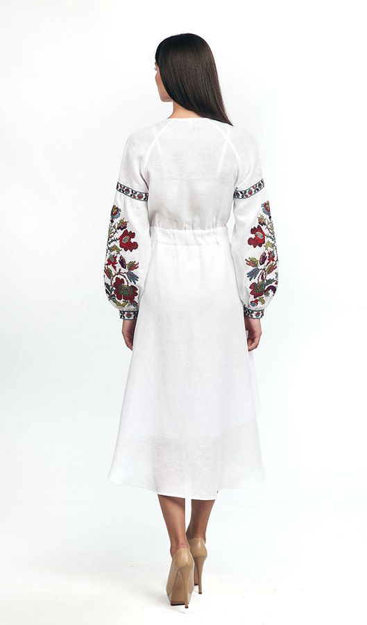 Біла сукня з кольоровою вишивкою