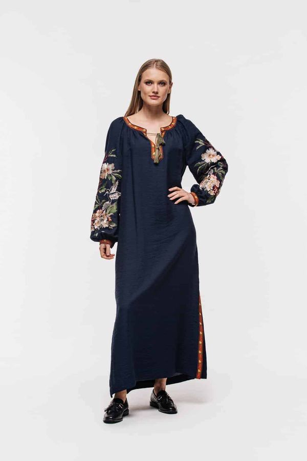 Жіноча сукня темно-синього кольору з вишитими квітами, 36