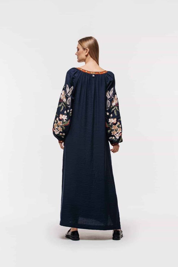Жіноча сукня темно-синього кольору з вишитими квітами, 36