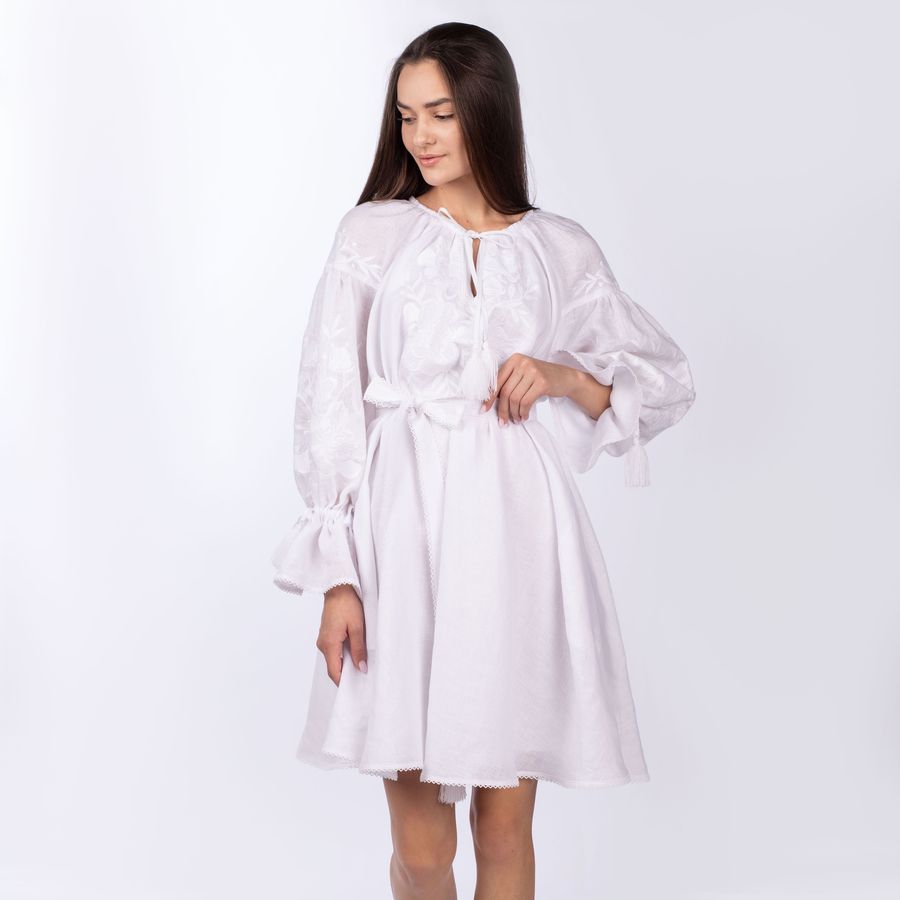 Жіноча сукня білого кольору з білою вишивкою , 42