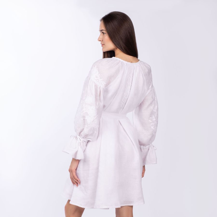 Жіноча сукня білого кольору з білою вишивкою , 36