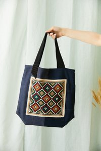 Handmade shopper with burgundy, green and brown embroidery in the shape of a square
