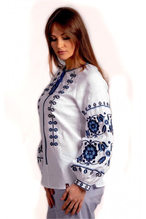 Жіноча вишиванка білого кольору з блакитними квітами , XL