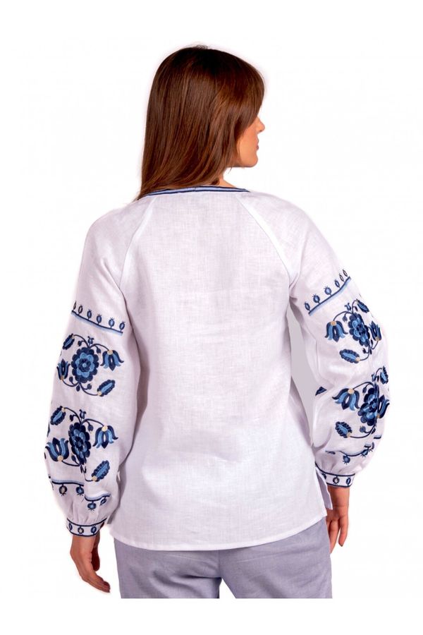 Жіноча вишиванка білого кольору з блакитними квітами , XL