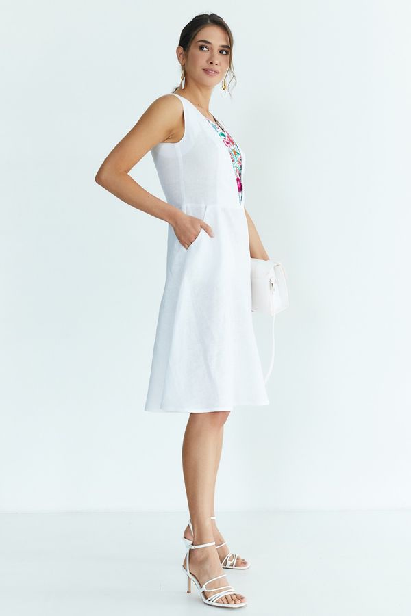 Sleeveless Linen Embroidered Dress in White Color, L