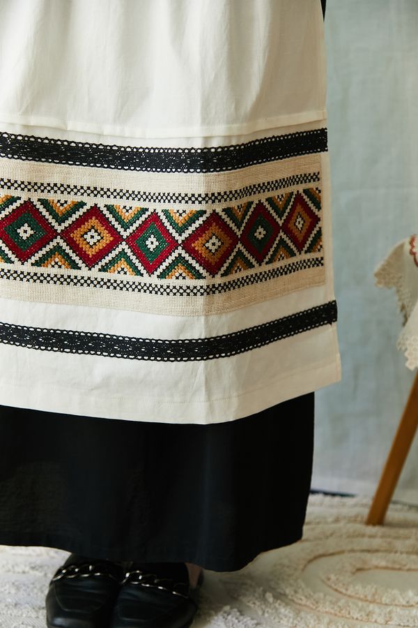 Milk-colored apron with hand embroidery