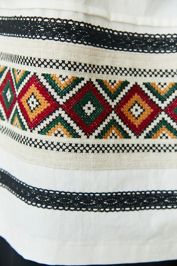 Milk-colored apron with hand embroidery