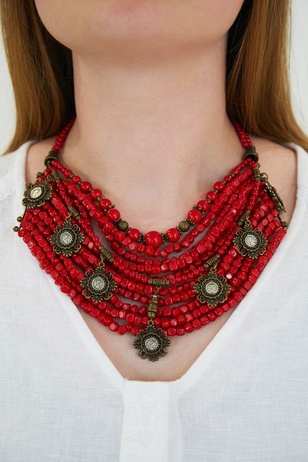 Necklace corals with many rows