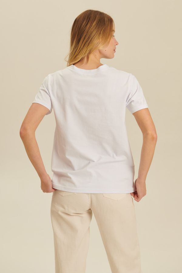 Жіноча футболка білого кольору з вишитим тризубом , S-M