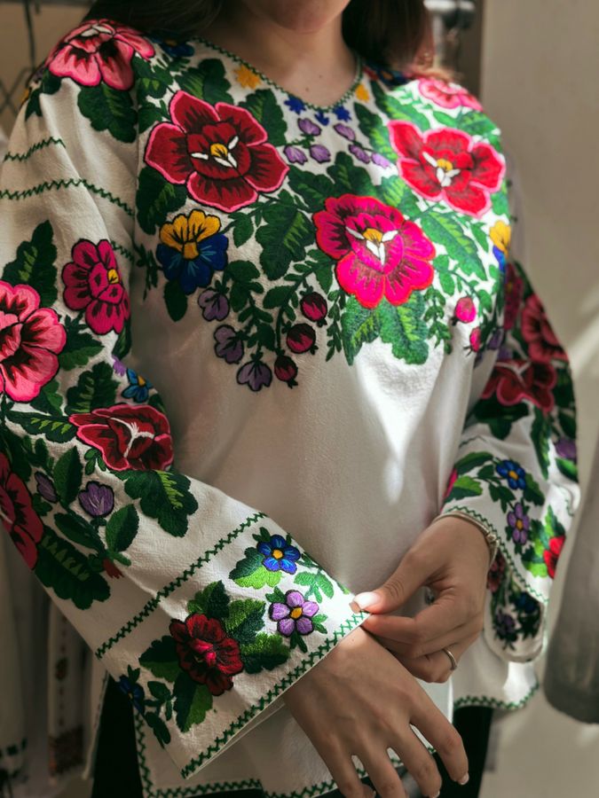 Жіноча вишиванка ручної роботи з кольоровими квітами