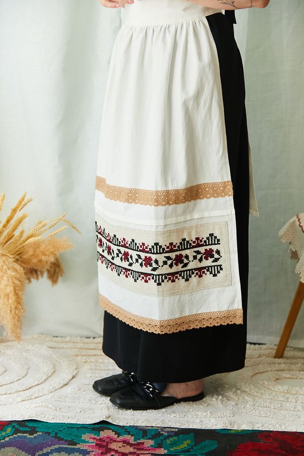 Milk apron with hand embroidery with roses