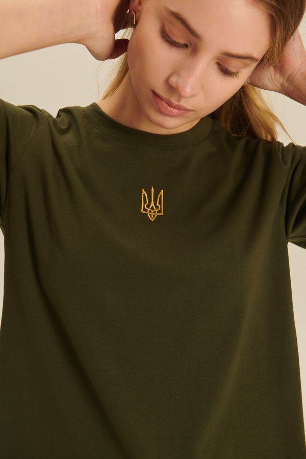 Жіноча футболка кольору хакі з вишитим тризубом , S-M