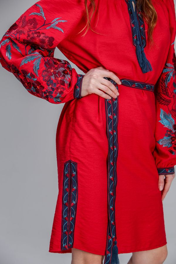 Сукня-туніка червоного кольору з синьо-червоною вишивкою, 38