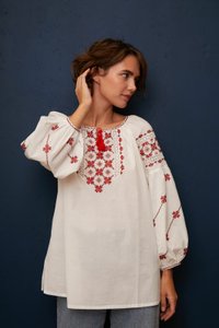 Жіноча вишиванка білого кольору з червоним орнаментом, 54