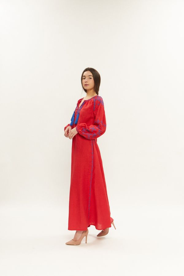 Жіноча сукня червоного кольору з синьою вишивкою, 42