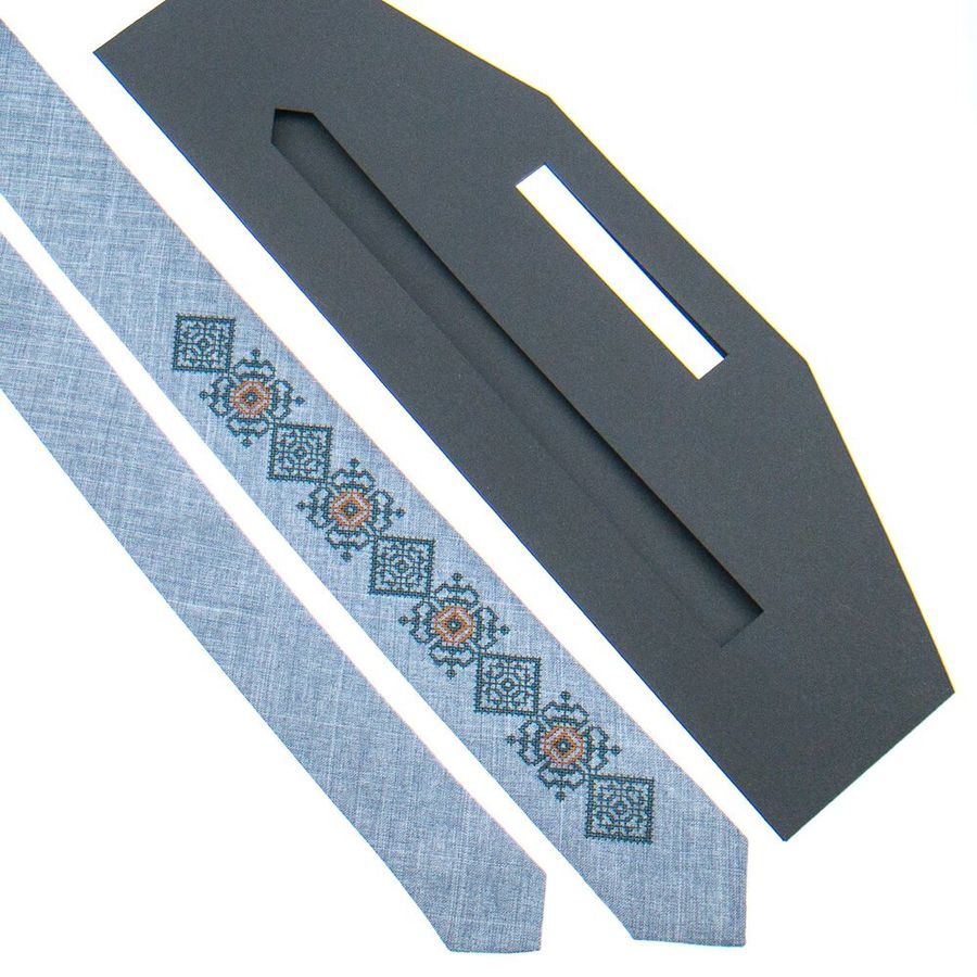 Вузька вишита краватка світло-сірого кольору