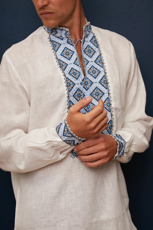 Чоловіча вишиванка білого кольору з блакитною вишивкою, 50