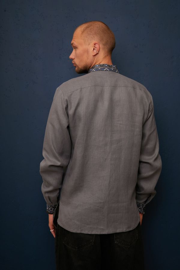 Чоловіча сорочка графітового кольору з біло-блакитною вишивкою, 54