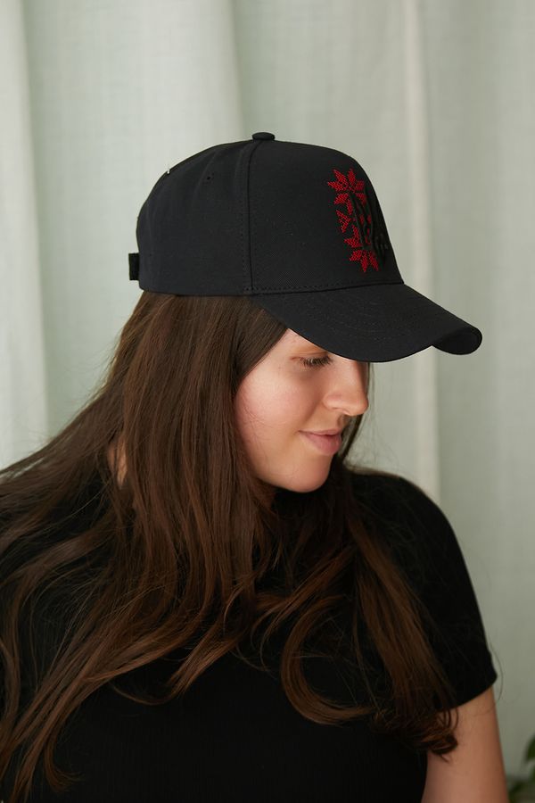 Black cap with trident and red ornament , 57-58