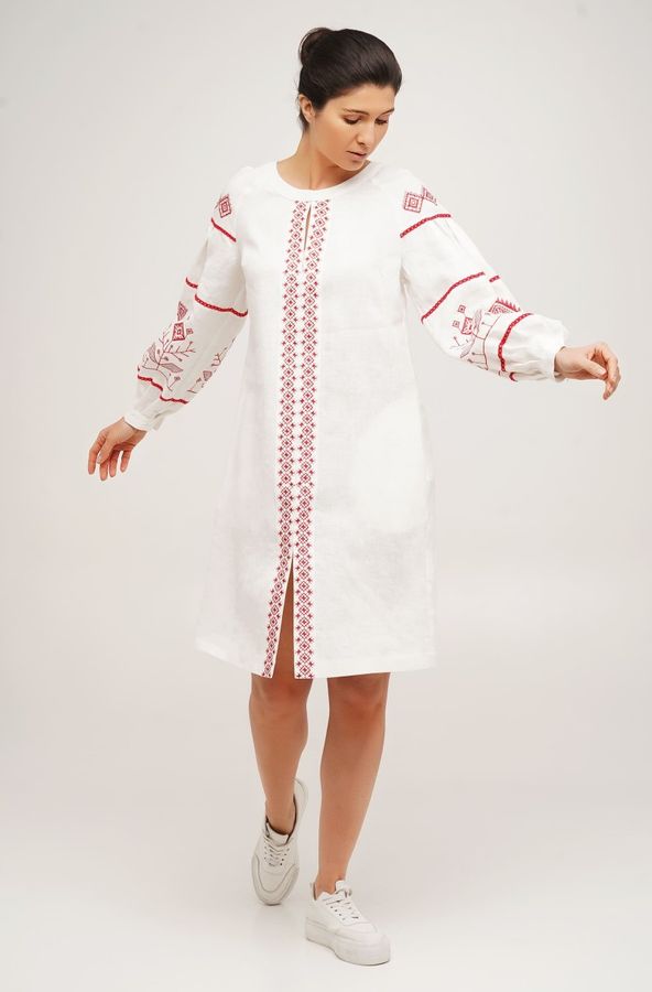 Жіноча сукня білого кольору з червоною вишивкою, 42