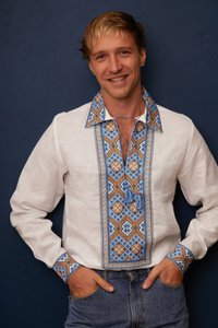 Чоловіча вишиванка білого кольору з блакитно-коричневою вишивкою, 44