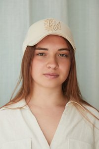 Beige cap with a coffee-colored trident