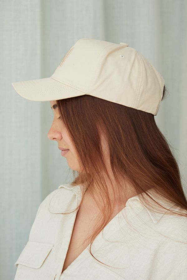 Beige cap with a coffee-colored trident