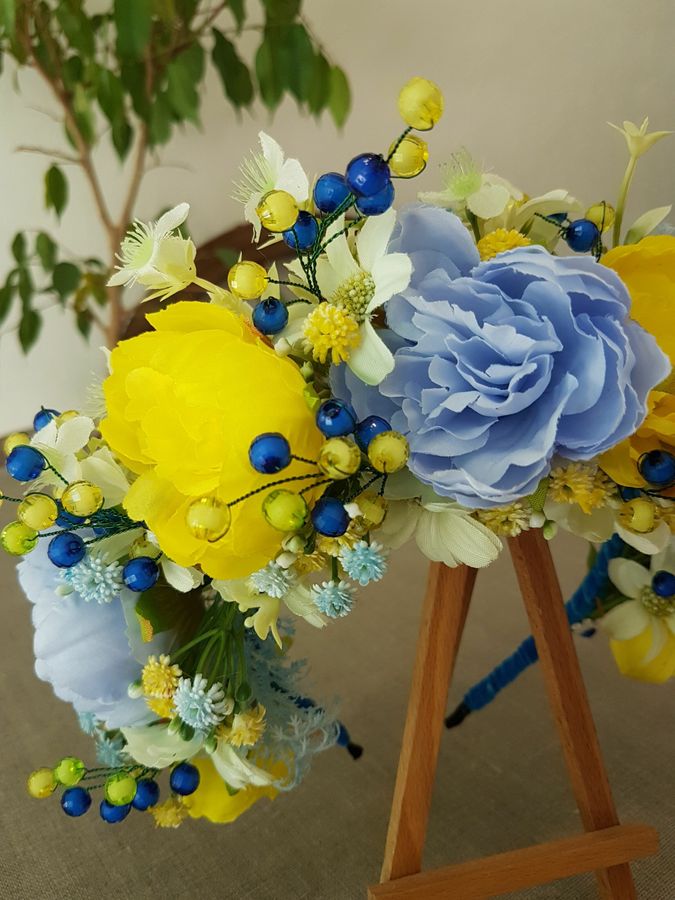 Обруч з жовто-блакитними квітами та кришталиками
