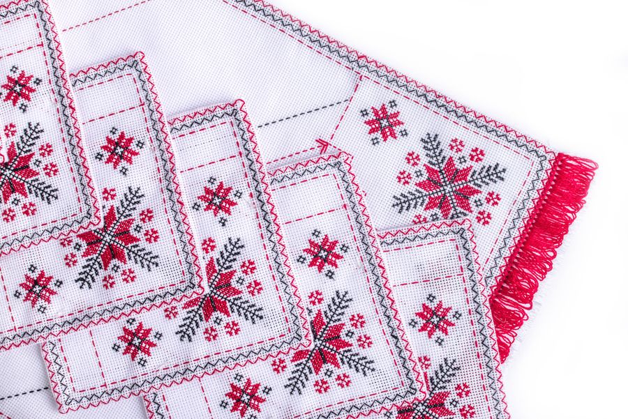Embroidered Napkins Set with Red Ornament