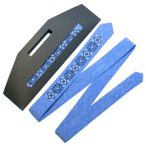 Тонка вишита краватка блакитного кольору