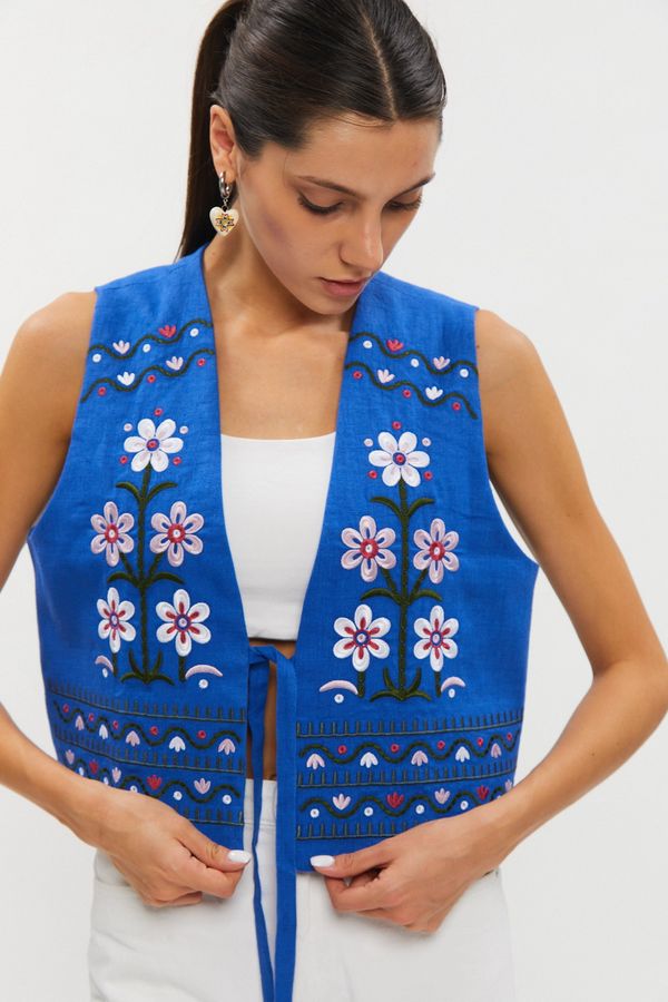 Women's embroidered vest in blue with floral ornament, M