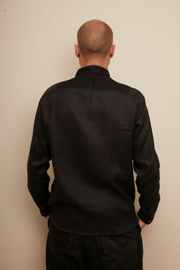 Чоловіча чорна сорочка з чорно-синьою вишивкою, 43