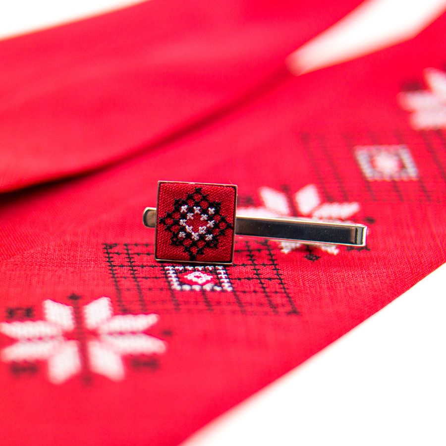 Вишитий набір з краваткою, хустиною, зажимом та запонками червоного кольору