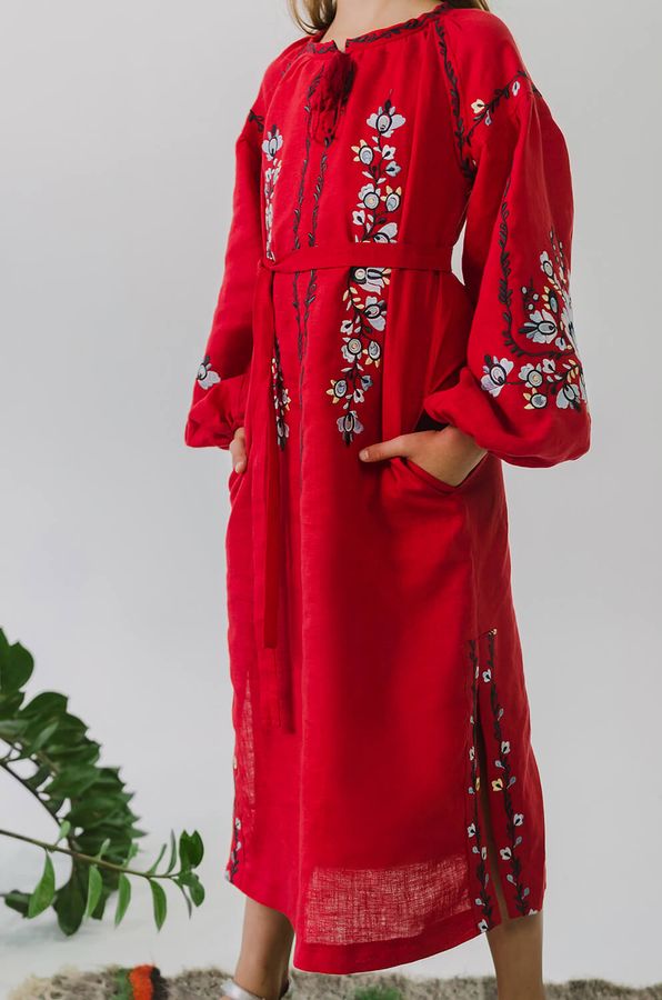Дитяча сукня червоного кольору з рослинними орнаментами, 116