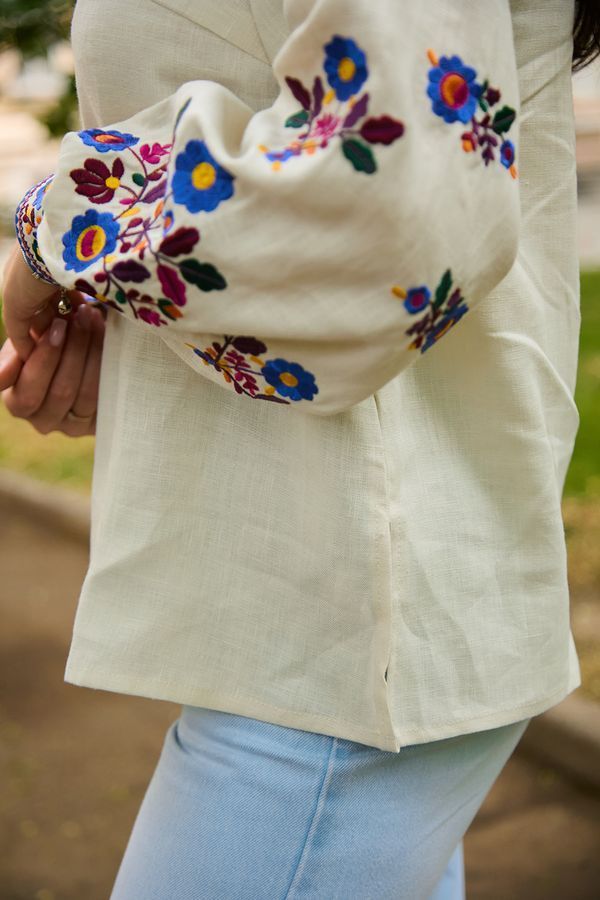 Women&rsquo;s cream-coloured linen vyshyvanka with blue flowers, &lsquo;Yavorivska&rsquo;, XS
