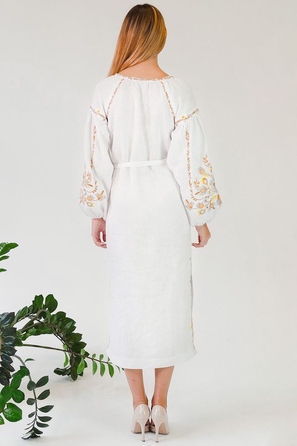 Жіноча сукня білого кольору з кольоровою вишивкою, S