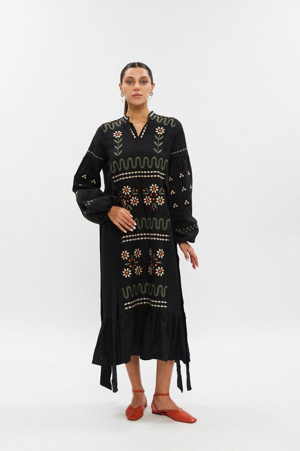 Embroidered long black dress with floral pattern, S