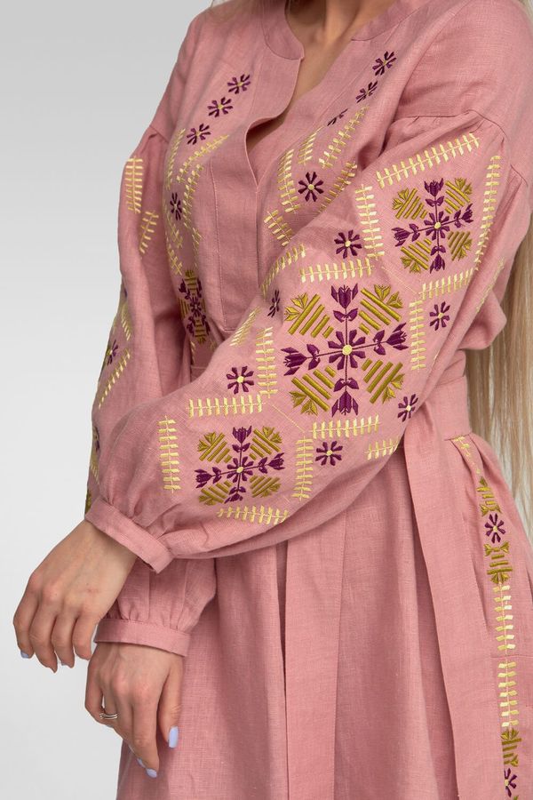 Жіноча сукня рожевого кольору з золотаво-фіолетовою вишивкою, L